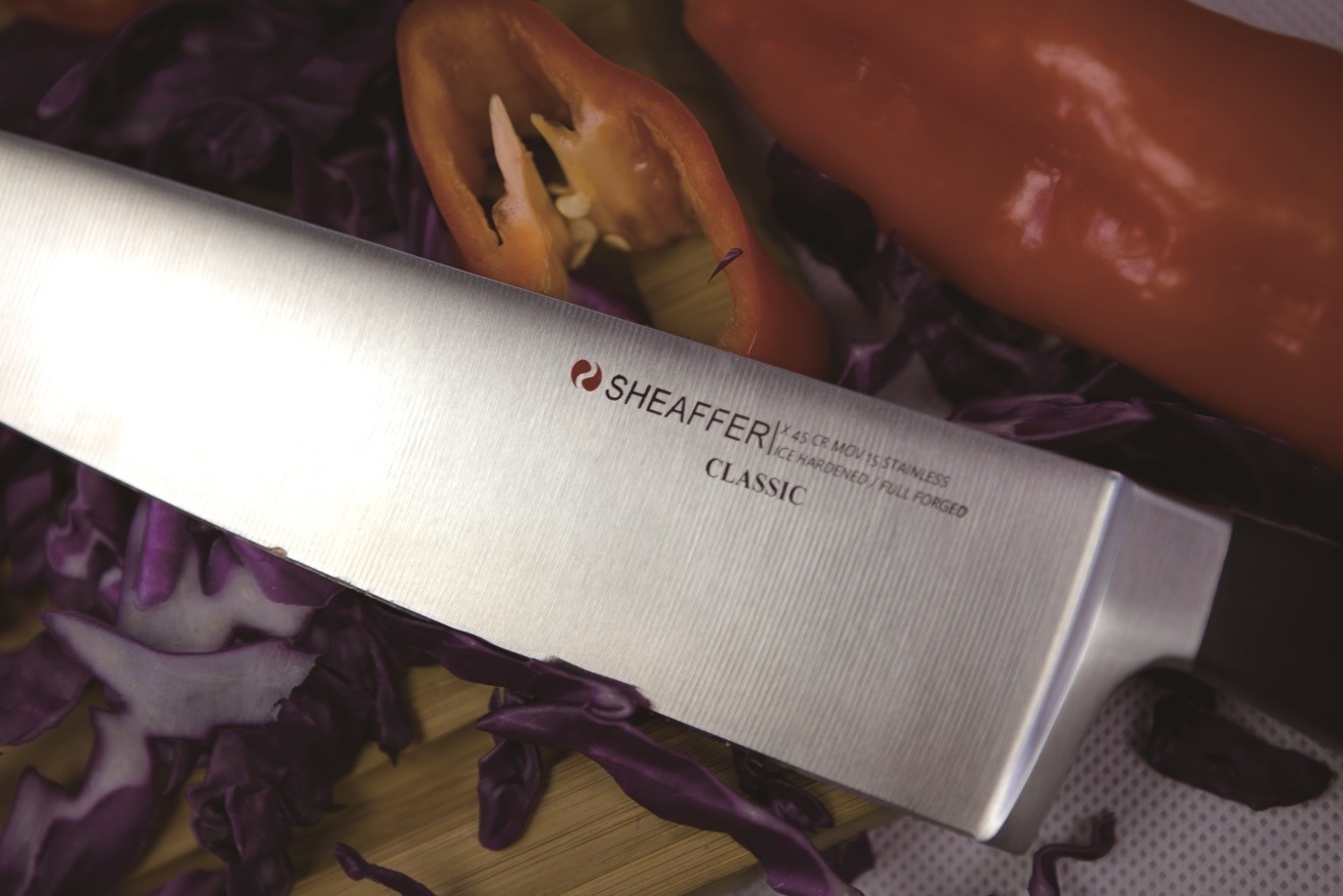 The classic series is the most traditional forging knife design, using 1.4116 German bar steel, three rivets, black POM hilt.This is a daily cooking necessity for any family.